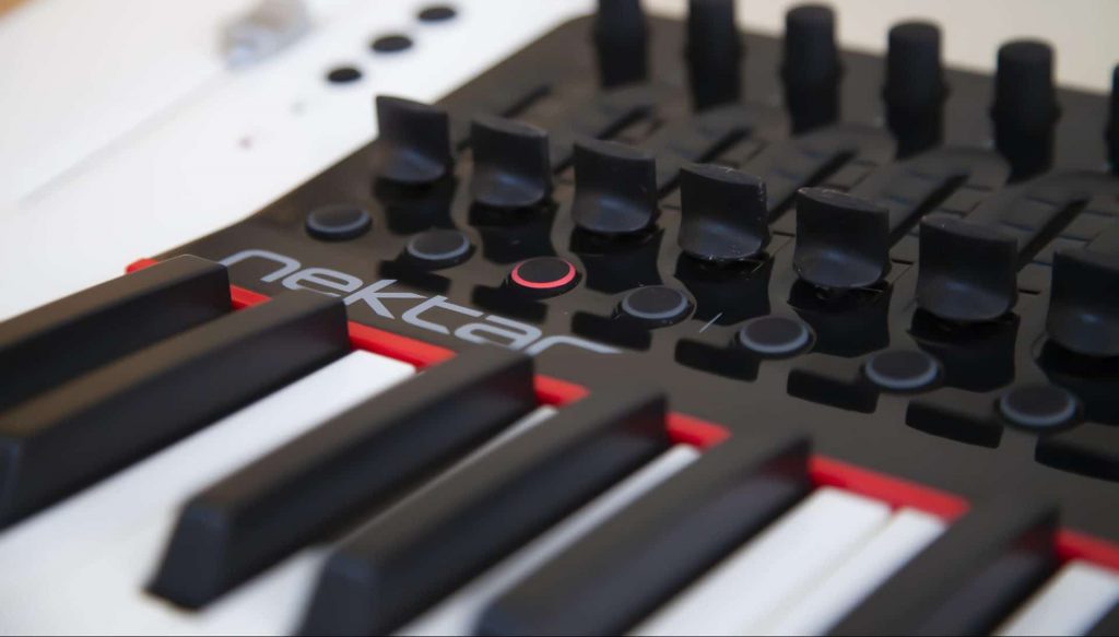10 Best MIDI Keyboards for Logic Pro X Reviewed in Detail [Jun. 2021]