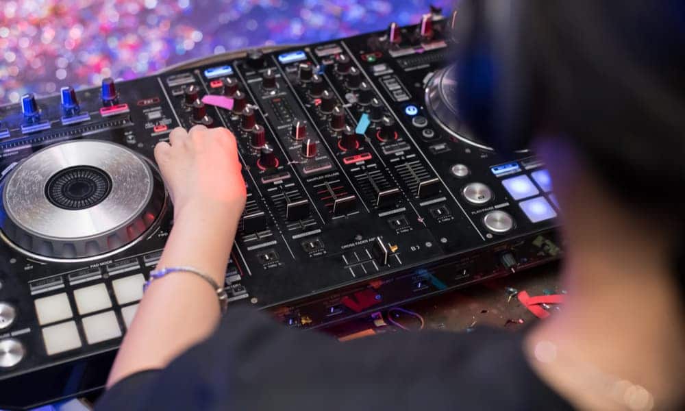 What Is a DJ Controller? How Does It Work? Here's the Answer!