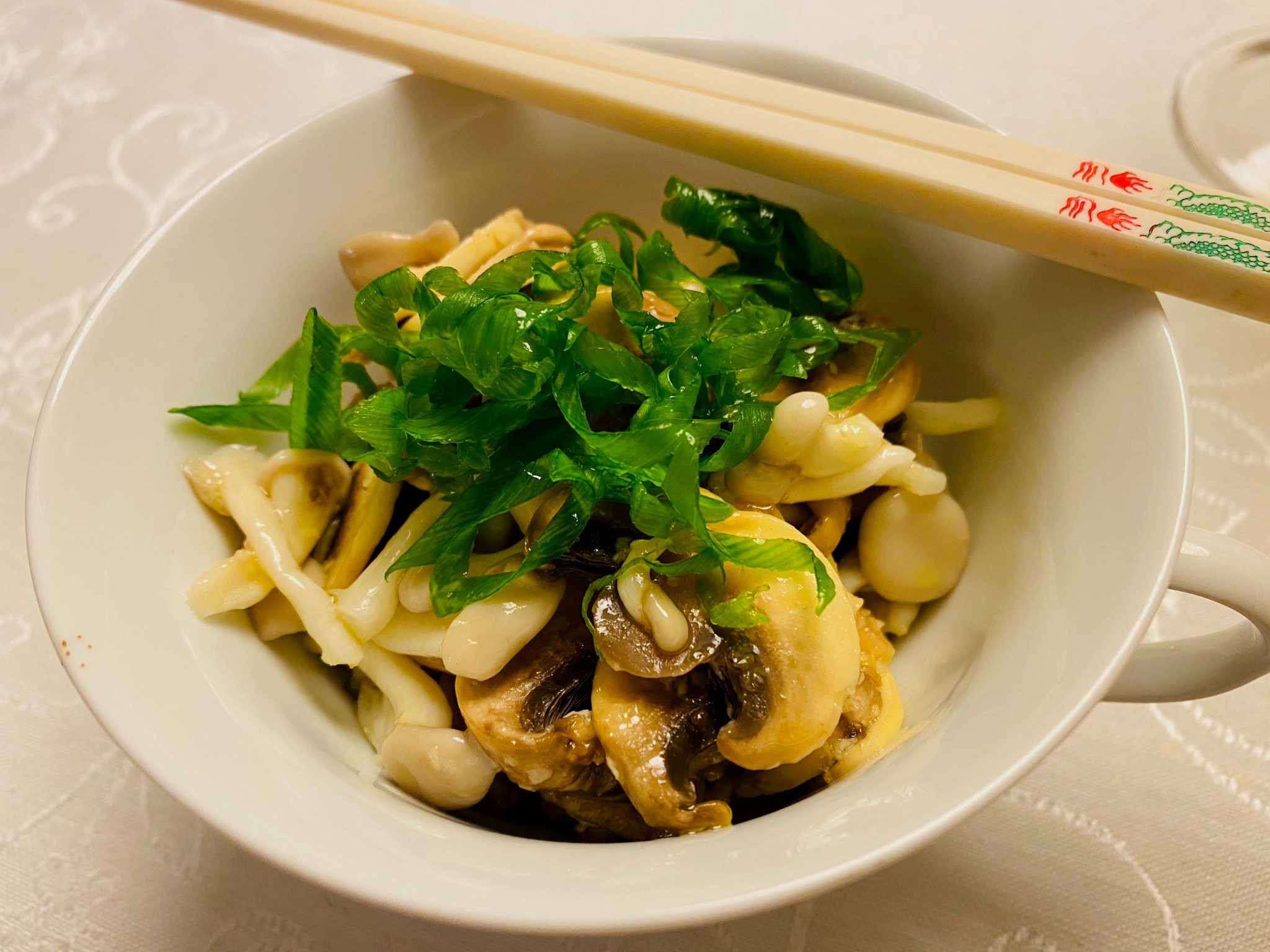 SALADA DE COGUMELOS, SHIMEJI E PARIS, COM MOLHO DE GENGIBRE privatecook