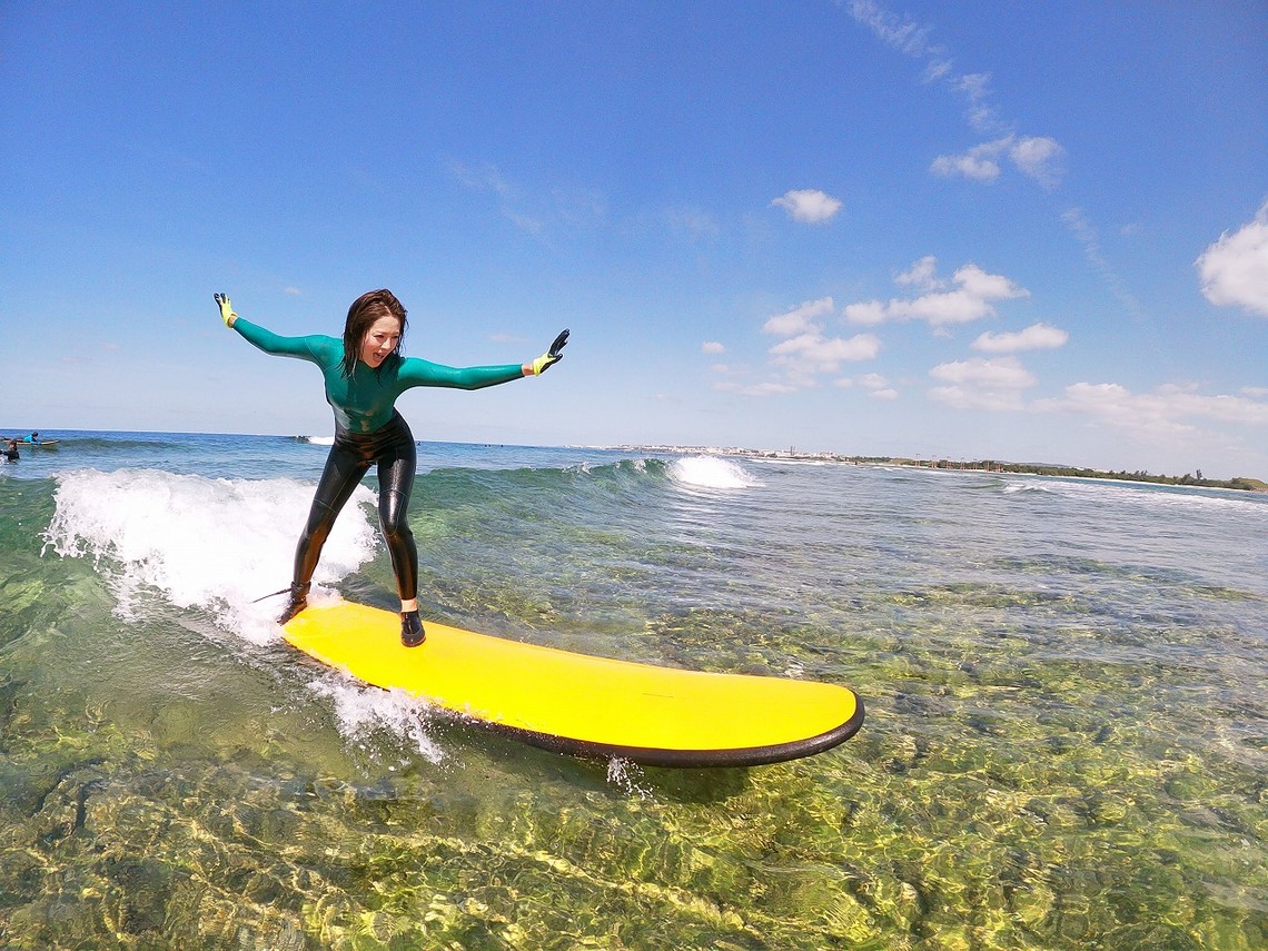 【沖縄・北谷発】初心者も安心！ISA認定インストラクターが丁寧に指導 無料送迎＆手ぶらでOK！ 本格レッスンで沖縄の青い海をサーフィンデビュー