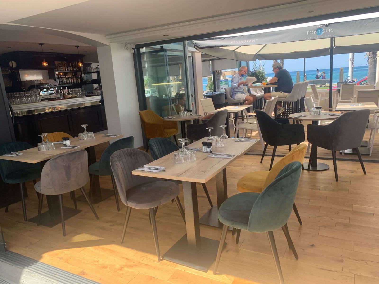 Où trouver des chaises de repas rembourrées en velours bluvel collection  Emile à Nice ? - mood design - mood design