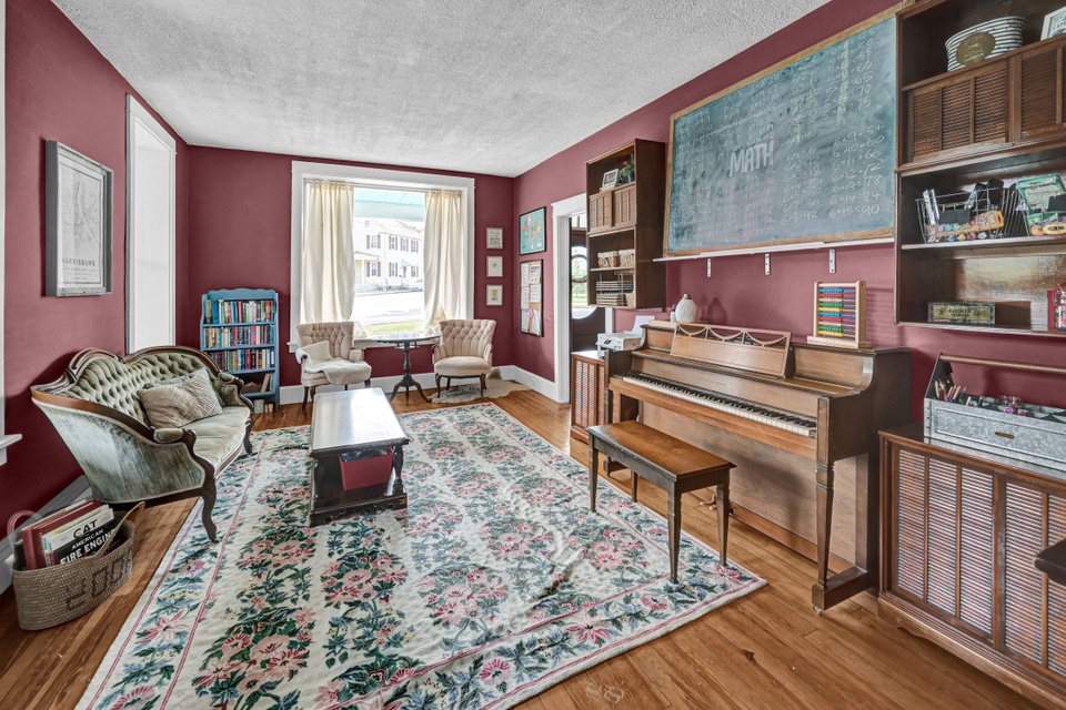 6 Beds 2Baths Dillsburg, 17019 Anne Stough Team ReMax Patriots