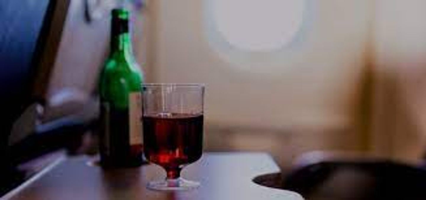 Do Qatar Airways serve alcohol? in London, UK