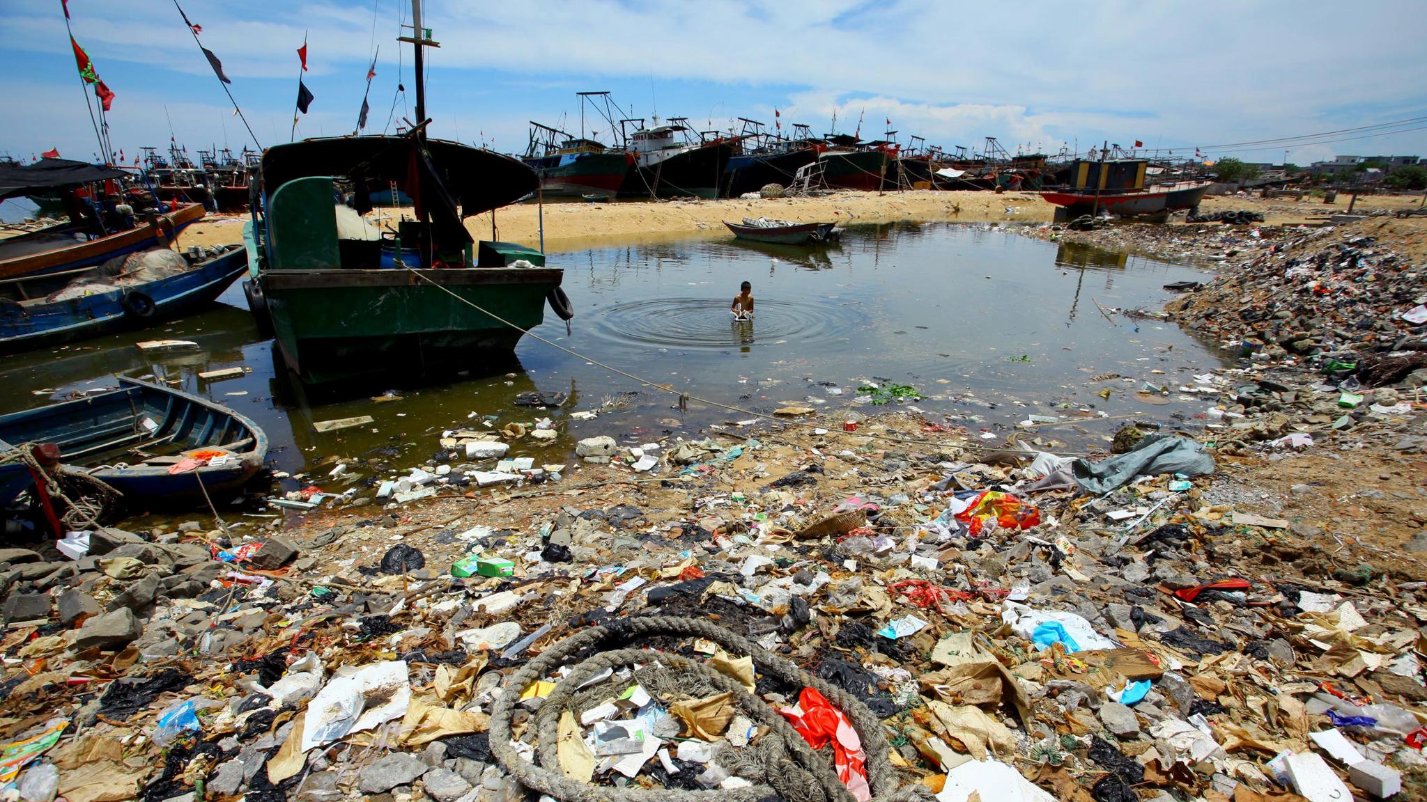 China targets dirty businesses in water pollution action plan