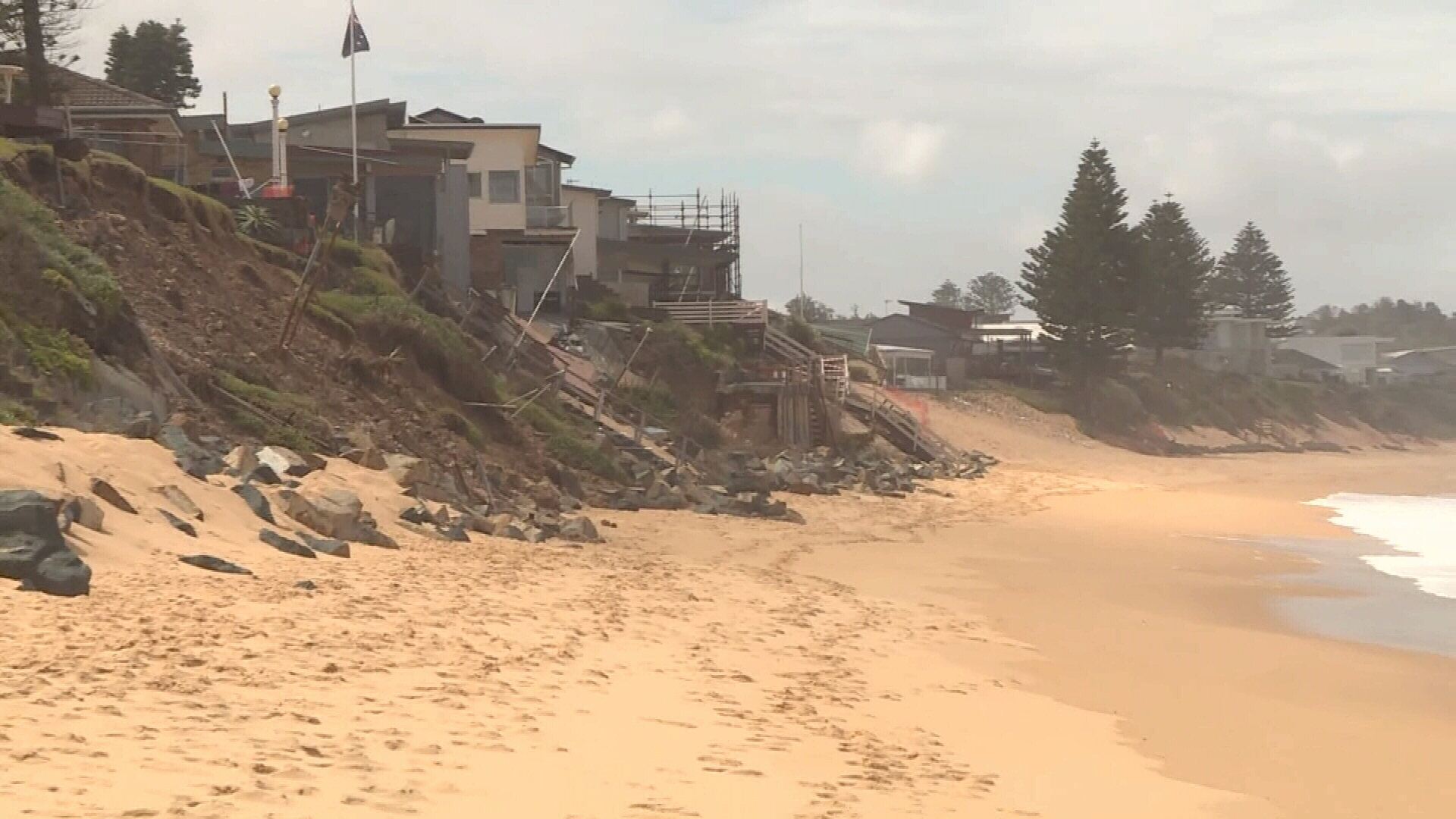 Coastal homes crumbling as wild weather erodes beach below Australian