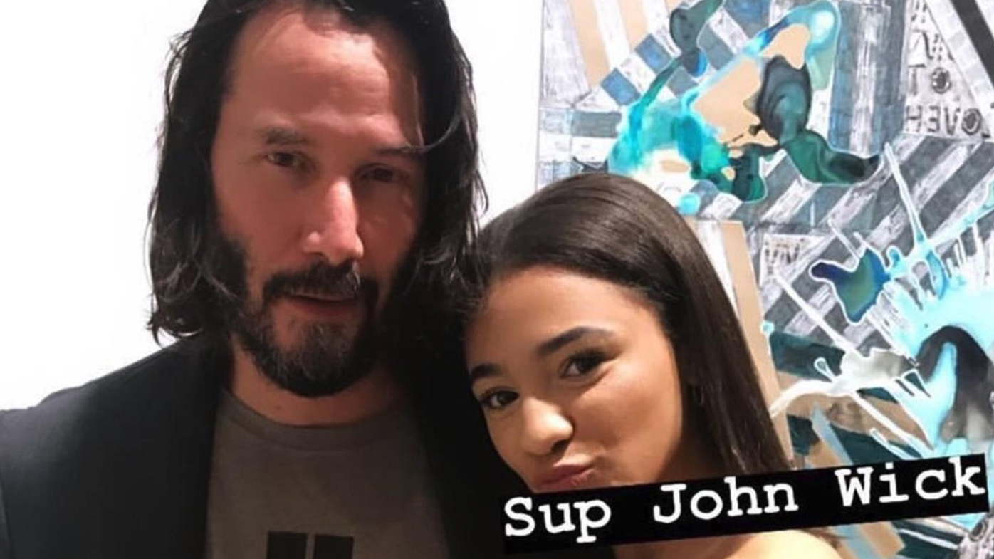 Keanu Reeves is being praised for the way he takes photos with women