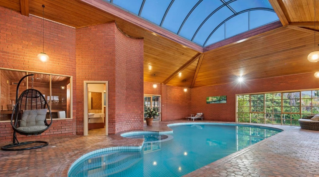 The cheapest home in Australia with an indoor pool has been snapped up