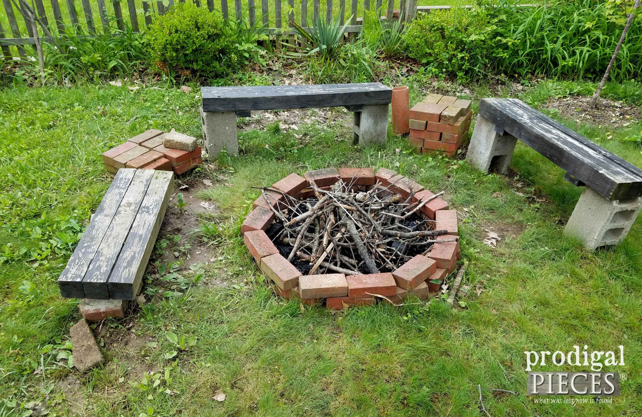 Diy Fire Pit Seating / I Like The Wood Stored Under The Seating Outdoor