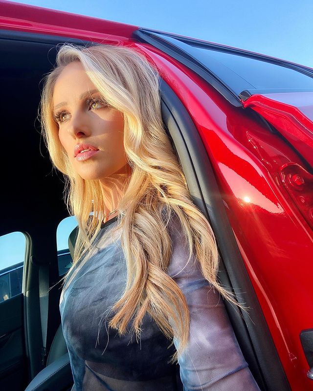 Tomi Lahren | Wiki/Bio, Twitter, Bikini Photos, Age, Net Worth, Husband, Hot Photos, Fox News