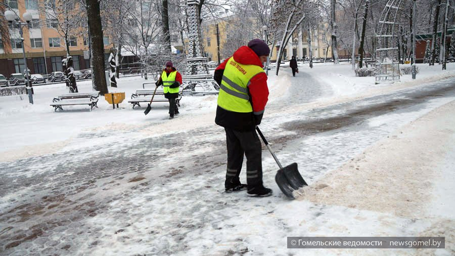 На борьбу со снегом гомельские коммунальники вышли в три часа ночи