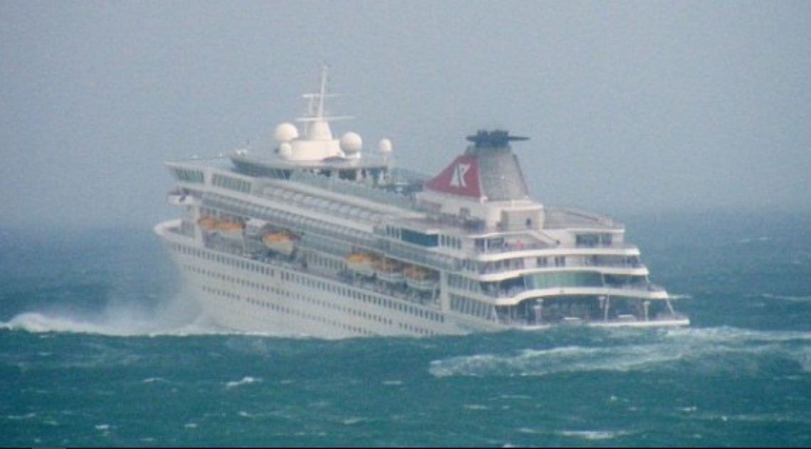 Unos 20 mil turistas de crucero varados en alta mar por el
