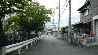 狭い路地。ここに車を入れるのは難しい？ | 大型家具・大型家電の移動、運搬、吊り上げなら株式会社ユーニック 狭い道すれ違い運転どうしたら？｜ちょっとした狭い道路の走行などの豆知識