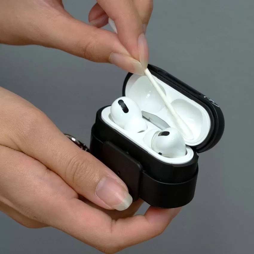 HowTo Guide on Best Ways to Clean AirPods — Pro Housekeepers