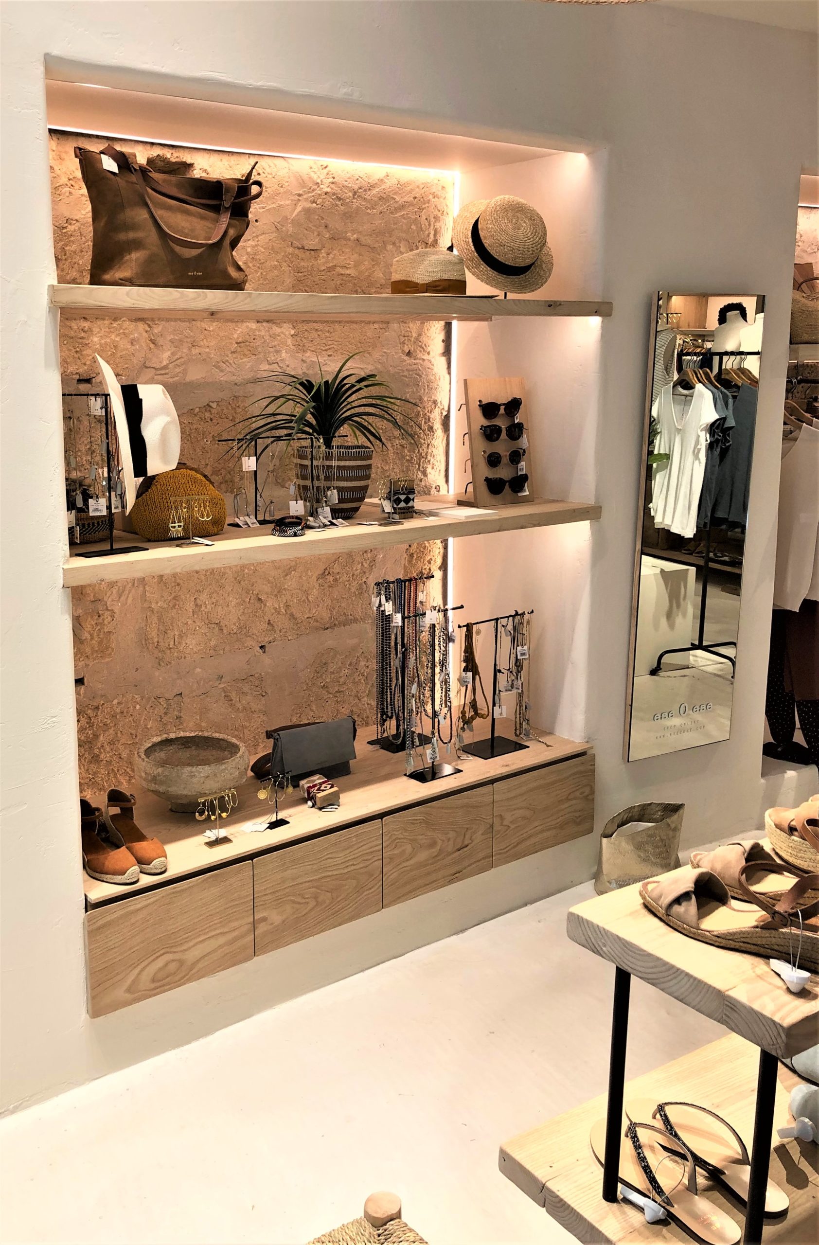 Comprar muebles para tiendas Proinfus Carpintería y Ebanistería