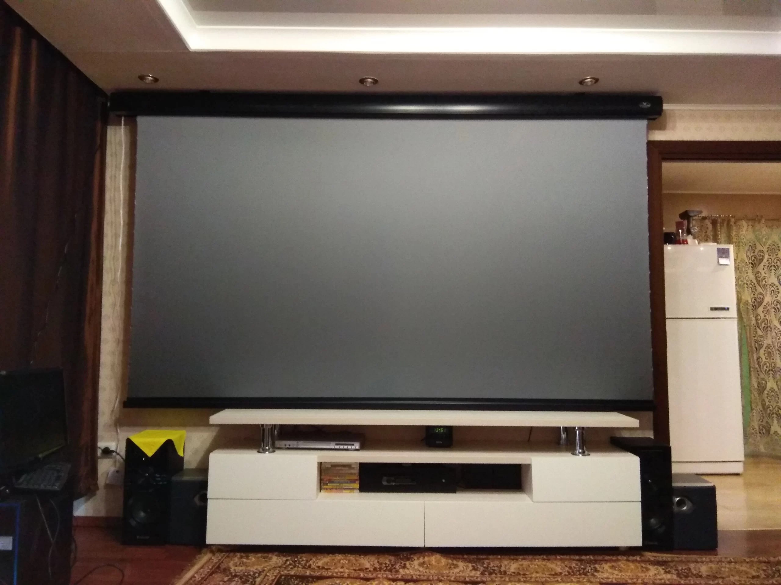 Gray vs. White Projector Screen Which is Better? ProjectorProfy