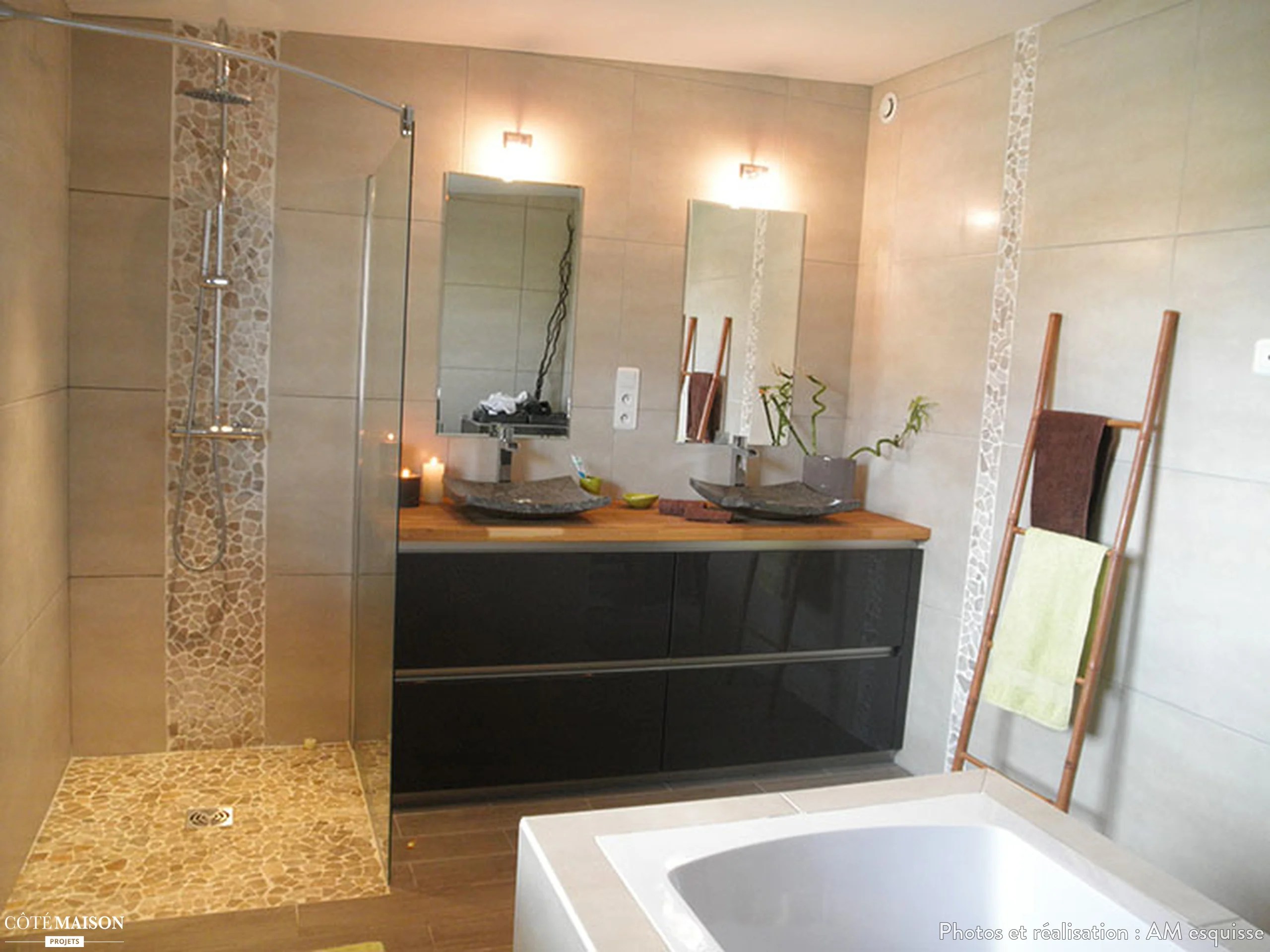 Salle de bain avec douche à l'italienne et baignoire îlot, AM esquisse