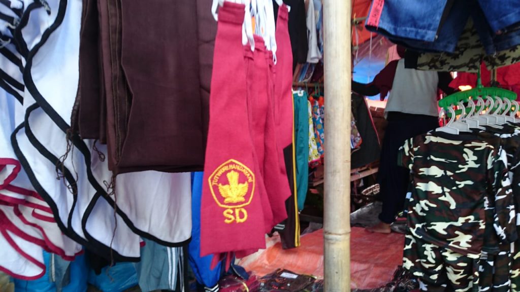 Omsed Pedagang Seragam Sekolah di Pasar Ahad Tanjung Raya Merosot