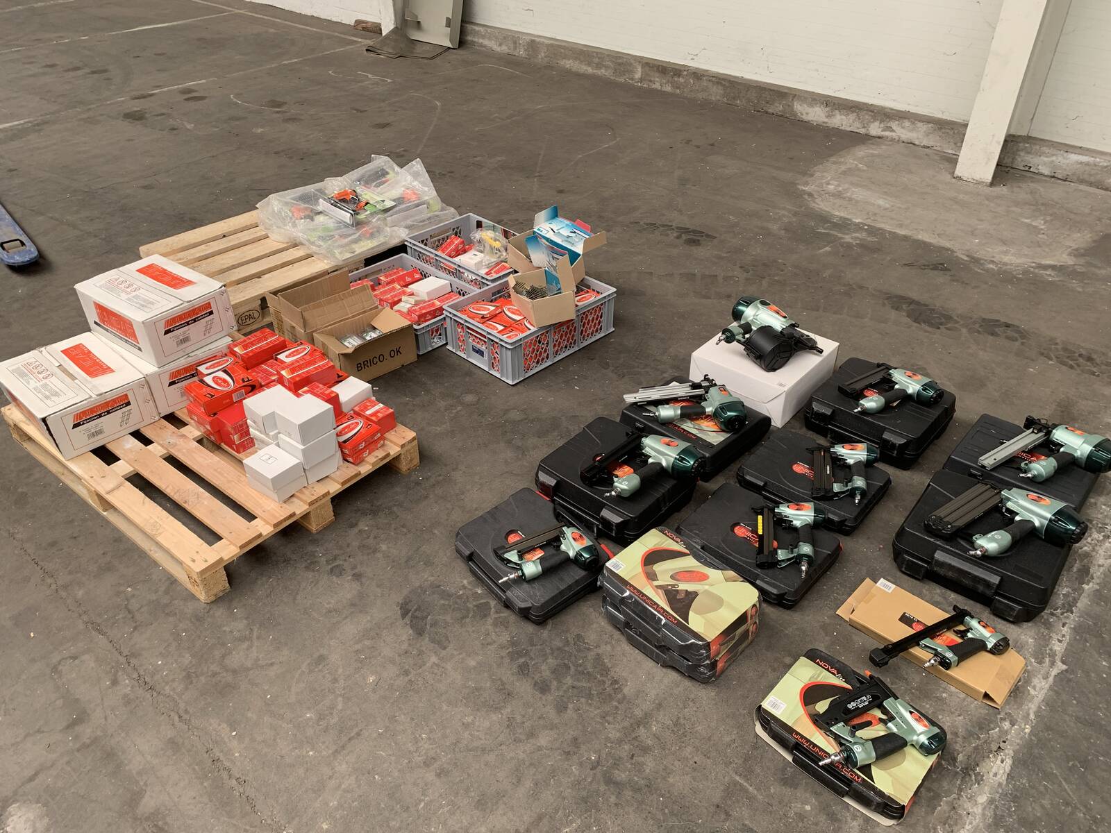 Unicair Compressed air nail and staple guns including nails / staples