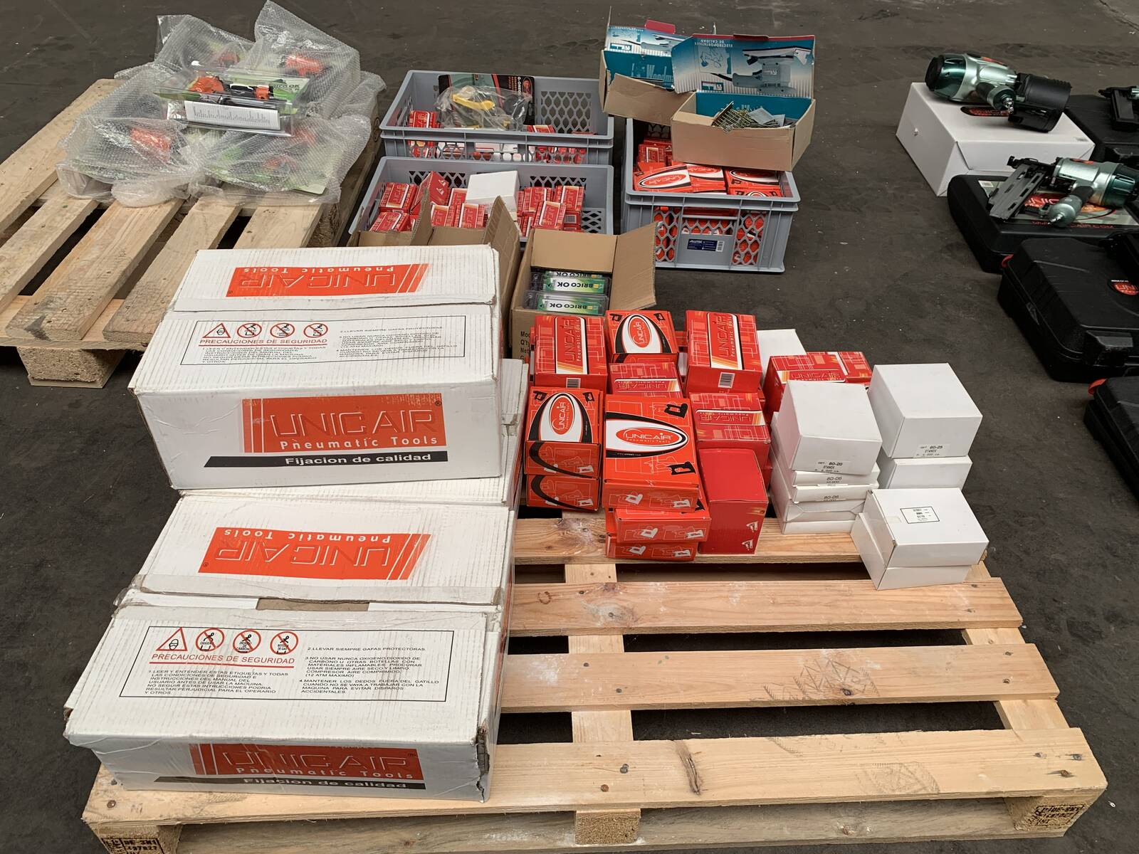 Unicair Compressed air nail and staple guns including nails / staples