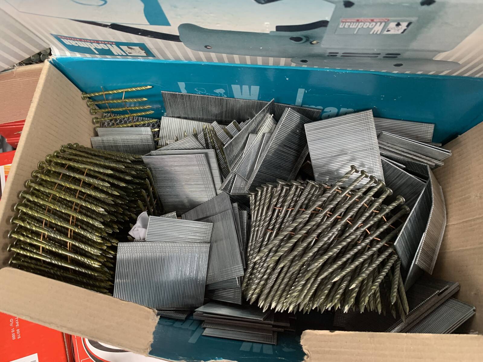 Unicair Compressed air nail and staple guns including nails / staples