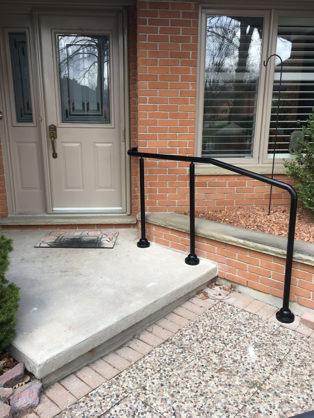 Selecting the Right Handrails for Seniors Promenaid