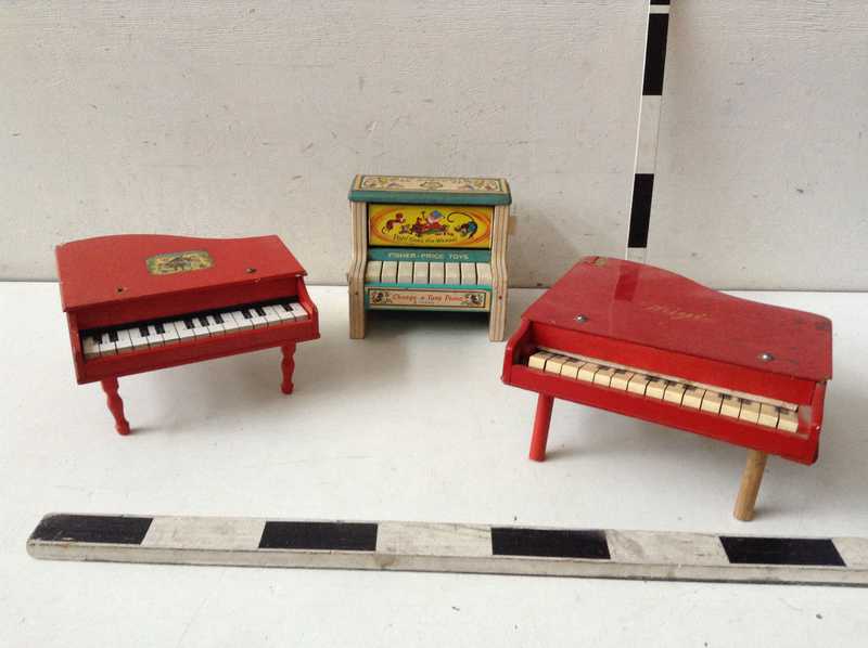 Assorted toy pianos PropCo