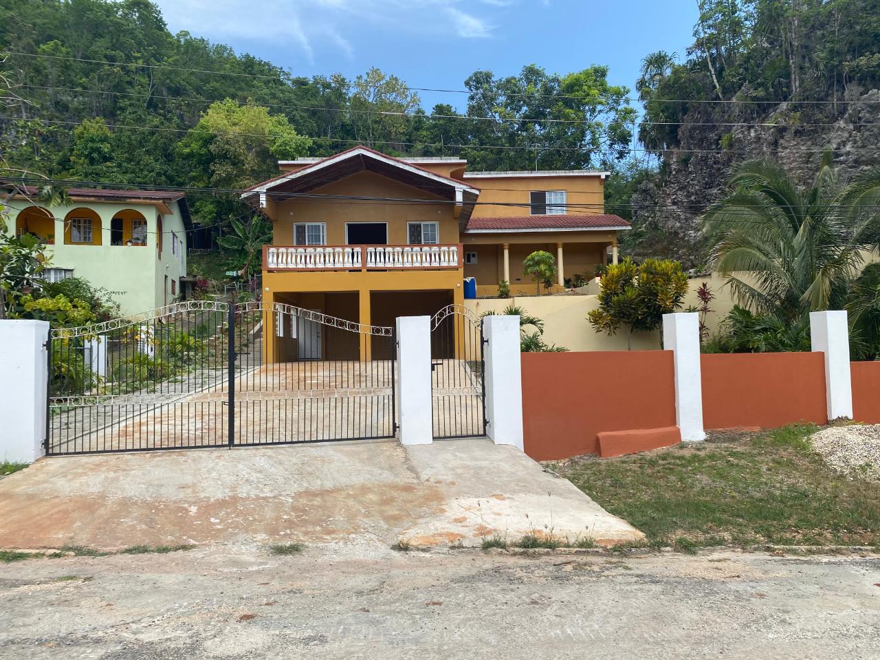 Split Level 3 Bedroom 4 Bathroom House For Sale in St Jago Hills