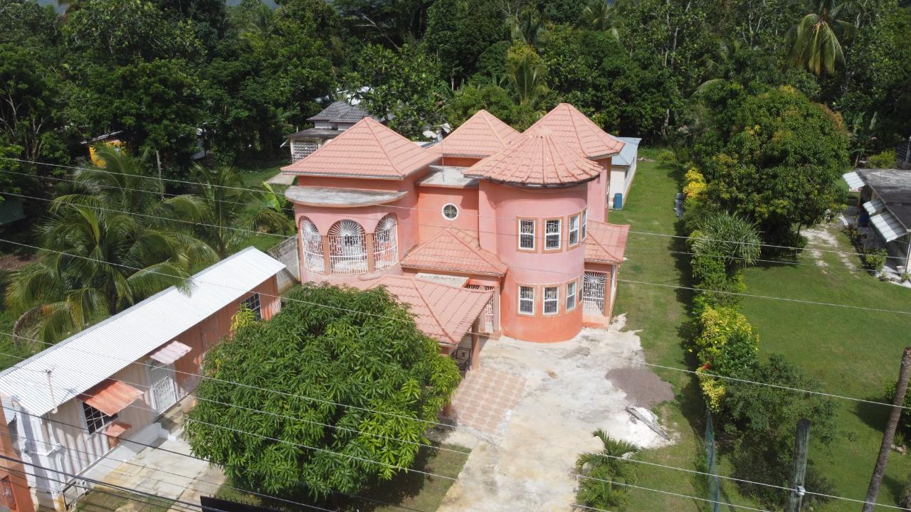 Attractive 7 Bedroom 5 Bathroom House For Sale in Petersfield