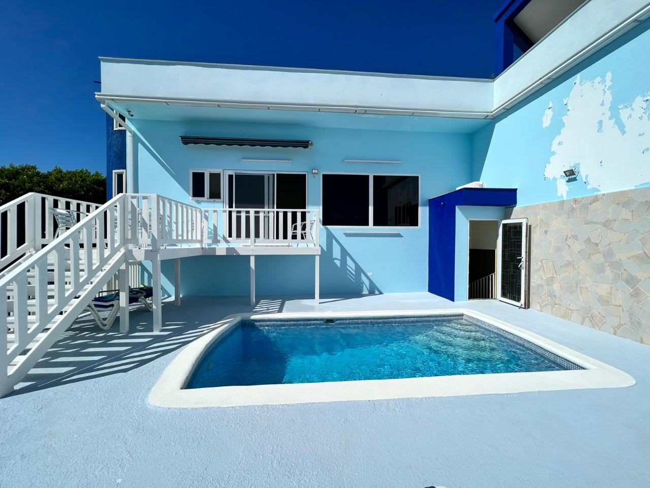 Breathtaking 6 Bedroom Seaside Property For Sale in Wentworth Estate