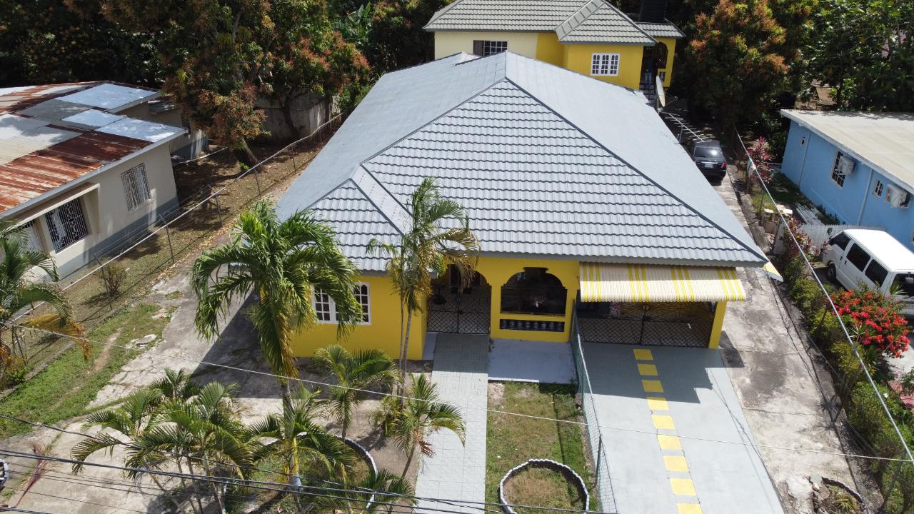 Investment 8 Bedroom 4 Bathroom House For Sale in Douglas Drive, New