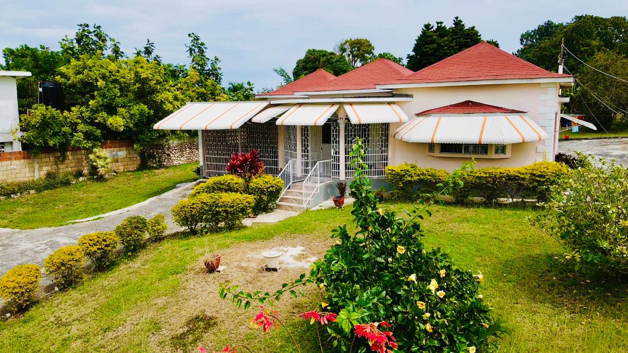 Very Spacious 3 Bedrooms 4 Bathrooms House For Sale in Ironshore