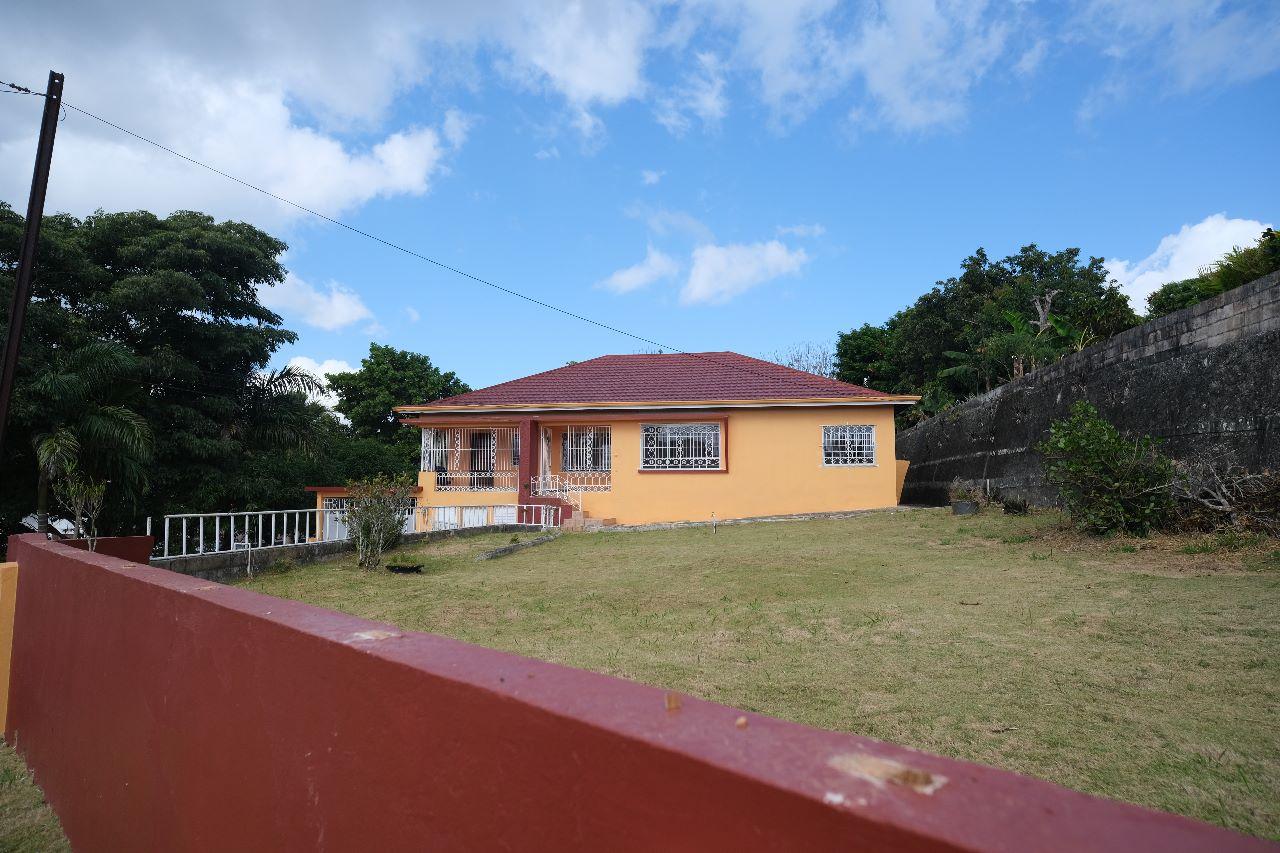Split Level 4 Bedroom 4 Bathroom House For Sale on Caledonia Boulevard