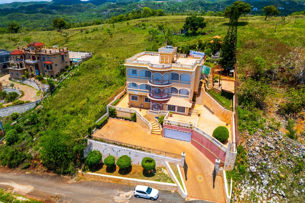 Impressive 7 Bedroom 6 Bathroom House for sale in Plantation Heights