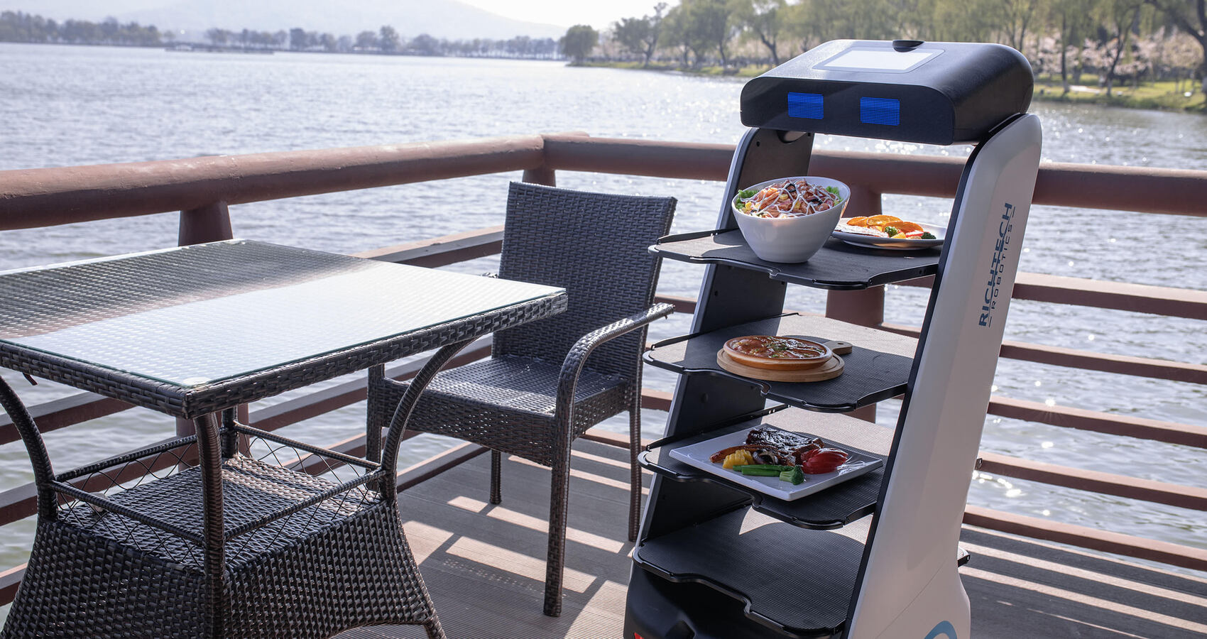 Robots deliver food and service in Ohio restaurant and hotel