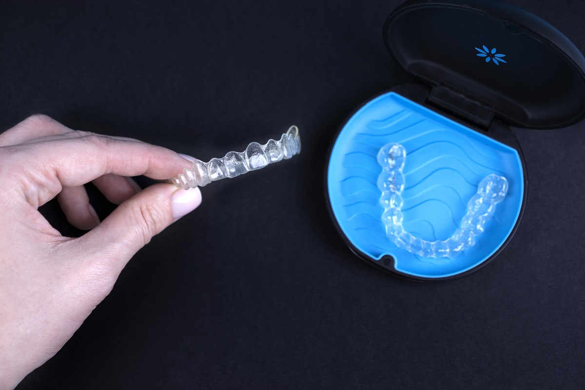 Cleaning Crystals Invisalign® jak ich używać? Proste Zęby