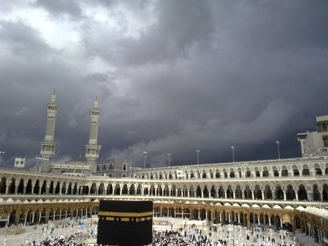 لمس الكعبة والدعاء