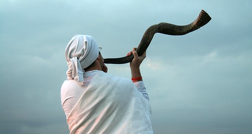 النفخ في البوق
