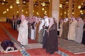 ميت يصلي بالناس