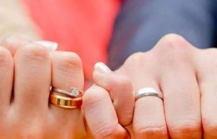 رجل اعرفه يجامعني وانا متزوجة