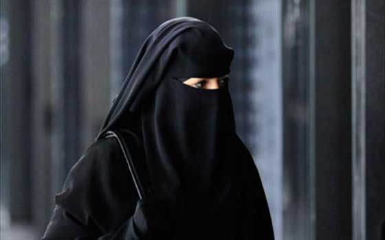 المرأة المنقبة المعروفة