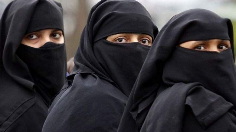دخول المرأة مجلس الرجال