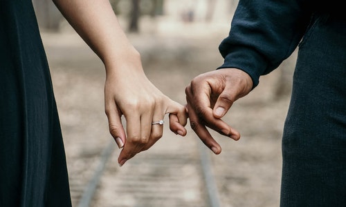 كيف تجعل المرأة تستسلم لك