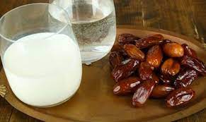 منقوع التمر مع الحليب لتسمين
