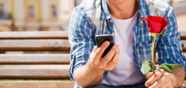 علامات حب الرجل للمرأة من بعيد