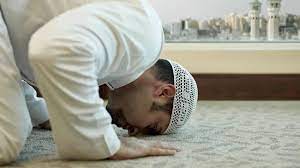 تفسير حلم الصلاة في مكان ضيق في المنام