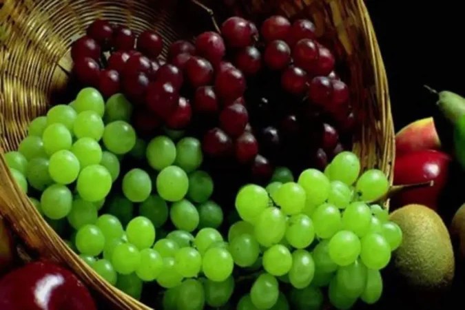 تفسير حلم اكل العنب الاحمر في المنام