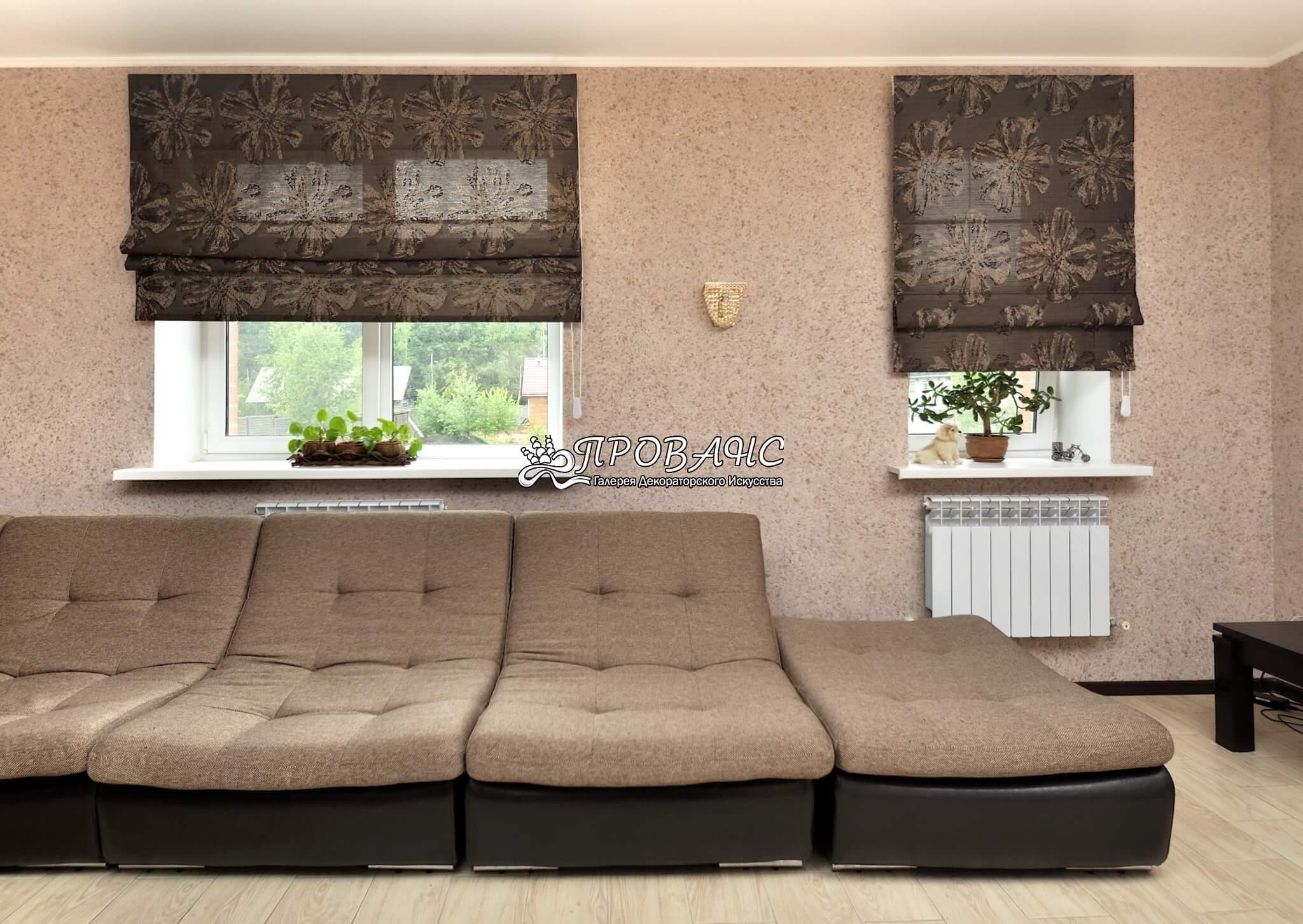 Римские шторы в гостиной