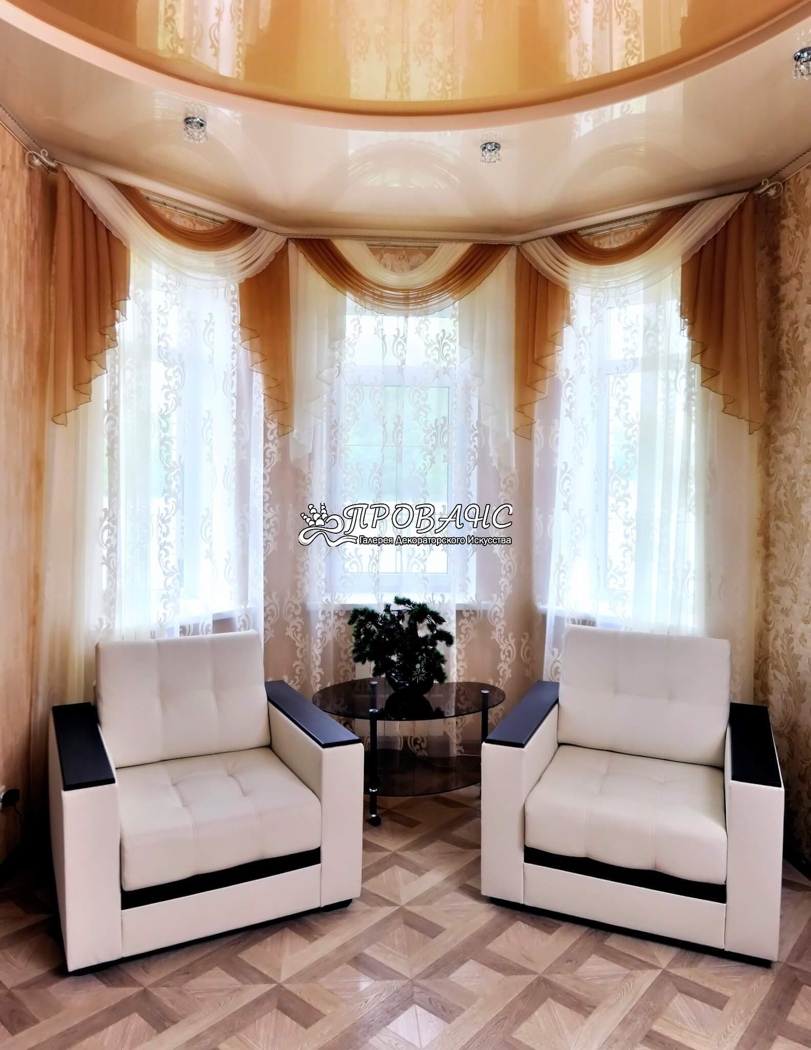 Шторы в гостиную с ламбрекеном из легких тканей