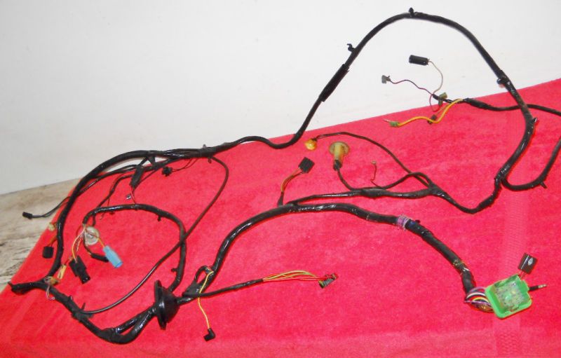 How does main engine wire harness unplug from fuse box