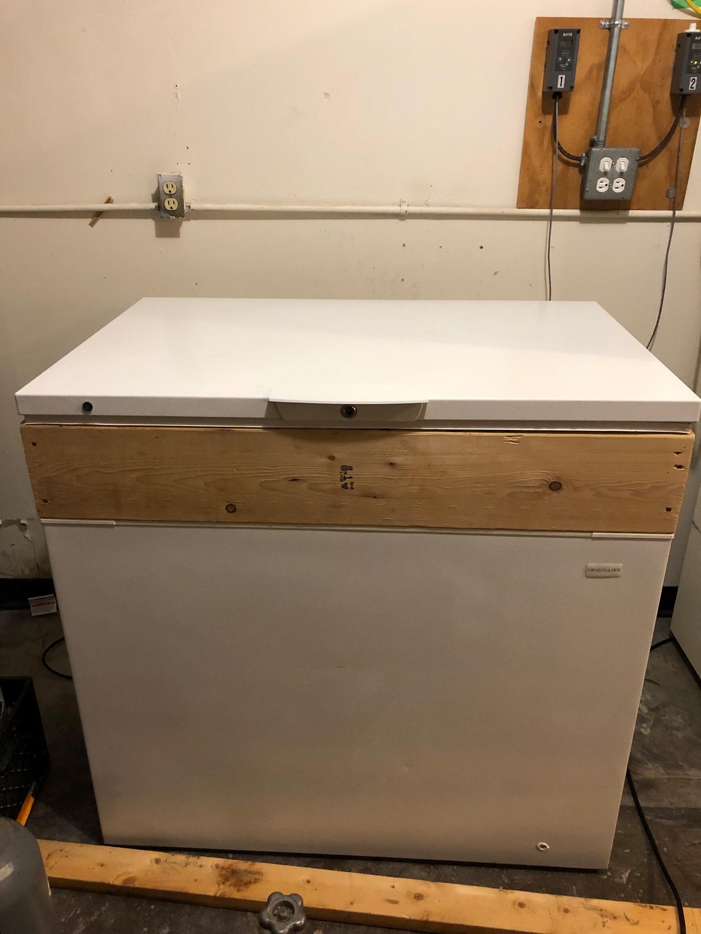 Wisconsin Converted Chest Freezer (Includes 6 x Corny Keg, CO2 Tank